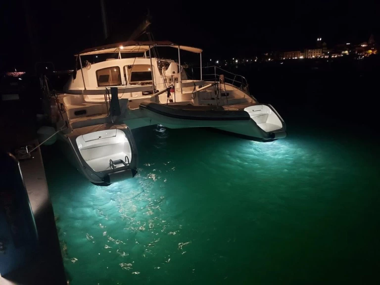 Catamarano a noleggio a Isola al miglior prezzo