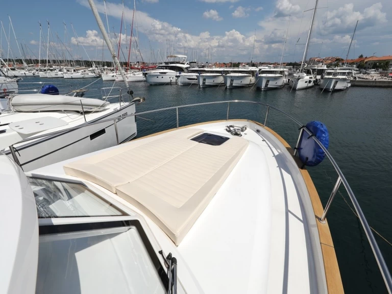 Noleggio Yacht di lusso a Zaravecchia (Biograd) – Greenline Yachts Greenline 33