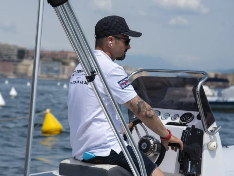 Noleggio barche Napoli economico f600