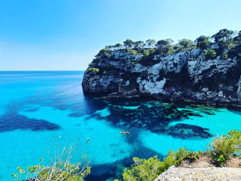 Barca a motore a noleggio a Son Bou al miglior prezzo