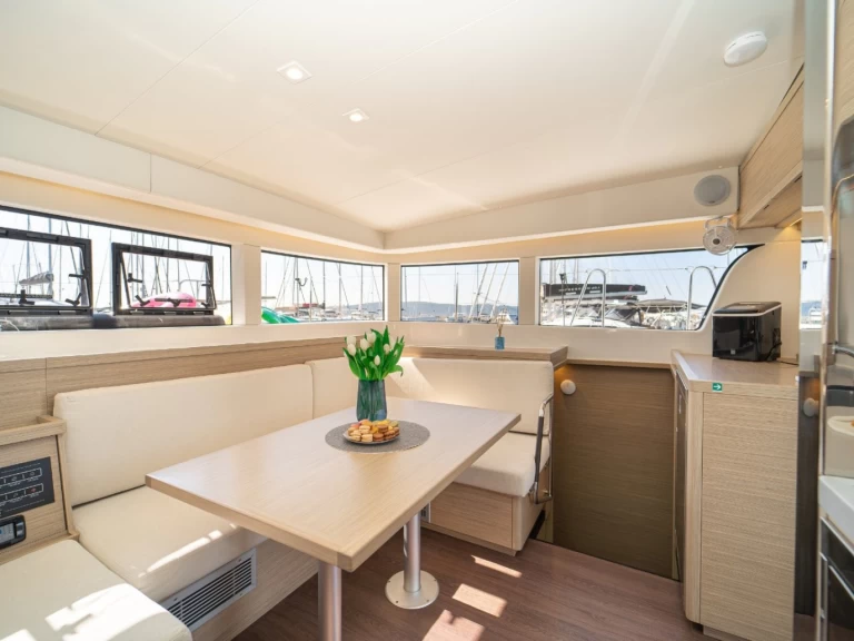 Catamarano a noleggio a Castelli al miglior prezzo