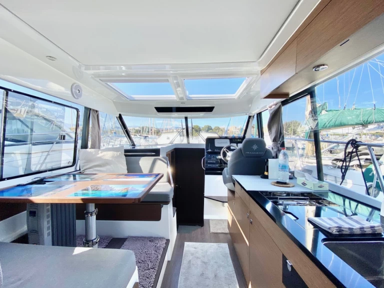 Noleggio Barca a motore Jeanneau con patente nautica