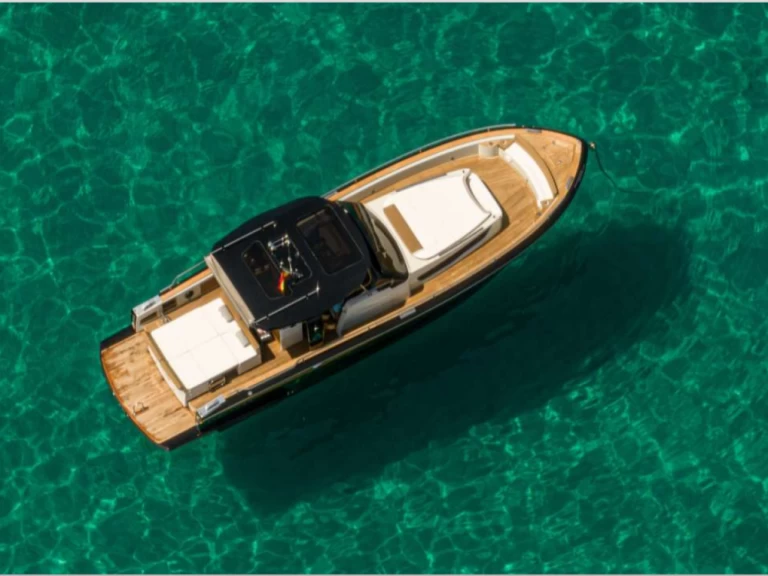 Barca a motore a noleggio a Marina Botafoch al miglior prezzo