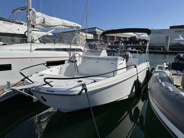 Barca a motore a noleggio a Lorient al miglior prezzo