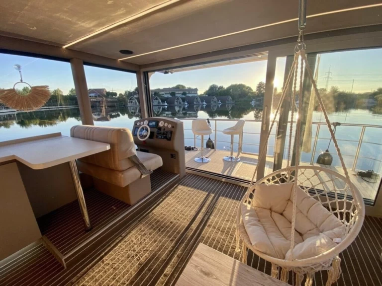 Noleggio Houseboat Luxboot con patente nautica