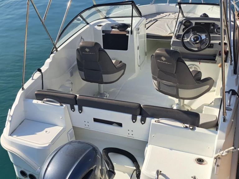 Noleggio Barca a motore a Rovigno – Jeanneau Cap Camarat 5.5 BR