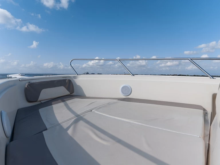 Barca a motore a noleggio a Roses al miglior prezzo