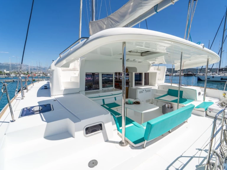 Noleggio Catamarano Lagoon con patente nautica