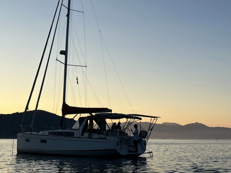 Noleggio barche Bénéteau Oceanis 38.1 a l'Escala su Samboat