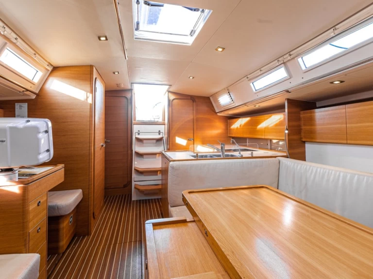 Noleggio Barca a vela Salona con patente nautica