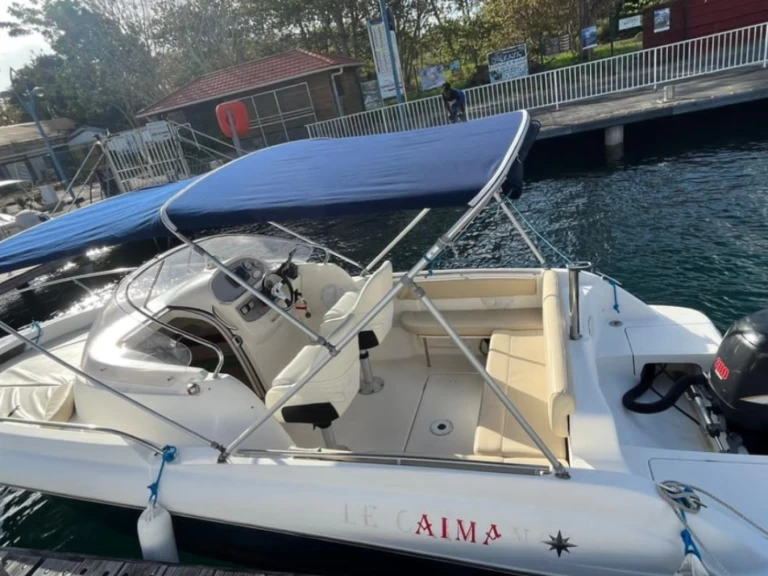 Barca a motore a noleggio a Les Trois-Îlets al miglior prezzo