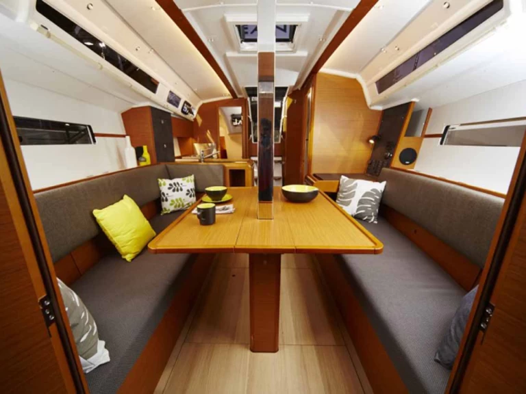 Noleggiare una Jeanneau Sun Odyssey 349 a Golfo Aranci