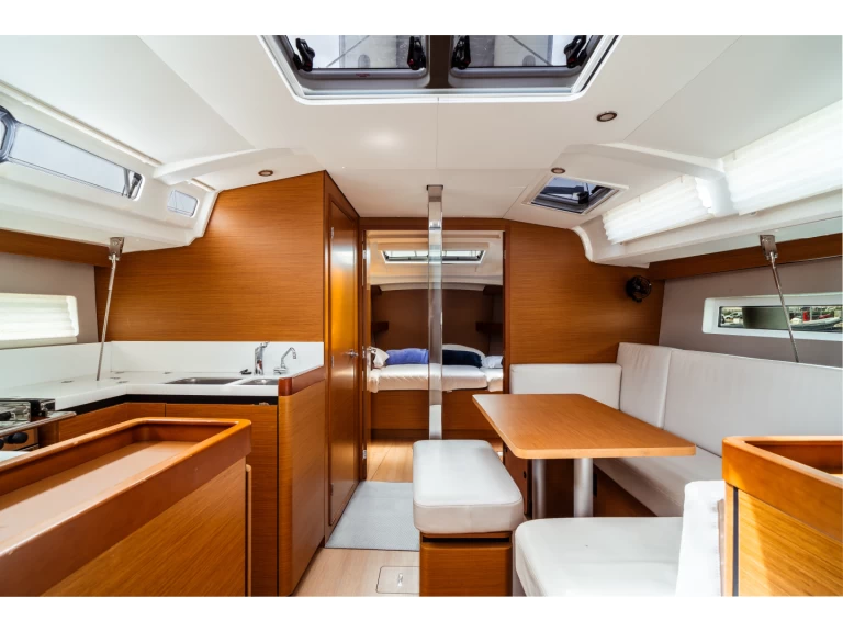 Noleggio Barca a vela Jeanneau con patente nautica