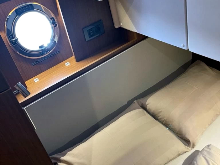 Noleggio Yacht di lusso Bénéteau con patente nautica