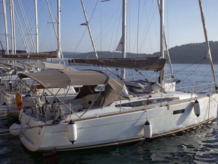 Noleggio barche Jeanneau Sun Odyssey 349 a Pola su Samboat