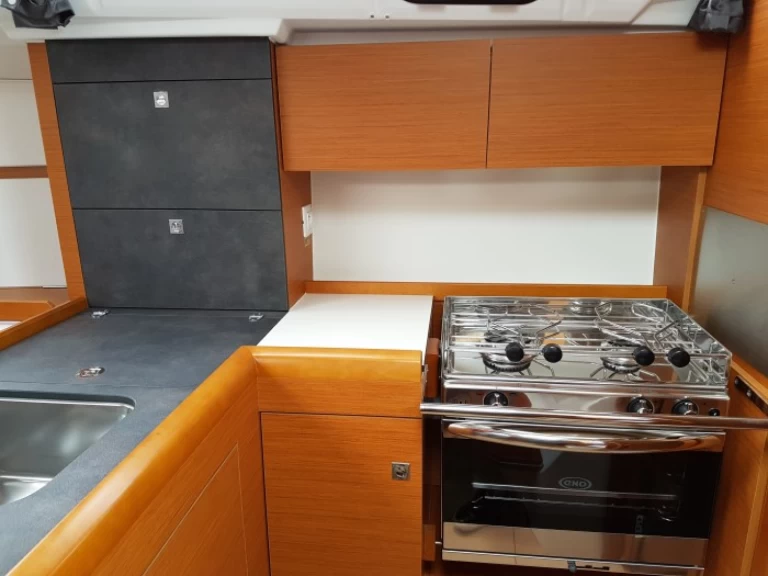 Noleggio barche Jeanneau Sun Odyssey 349 a Pola su Samboat