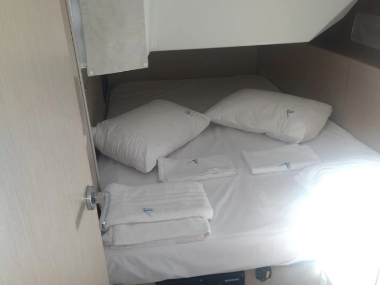 Noleggiare una Bénéteau Oceanis 40.1 a Álimos