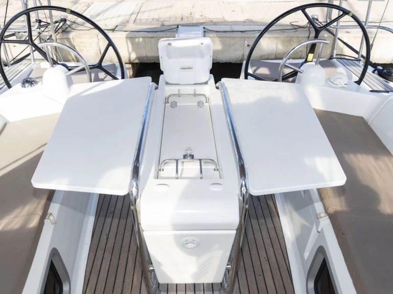 Noleggio Barca a vela Jeanneau con patente nautica