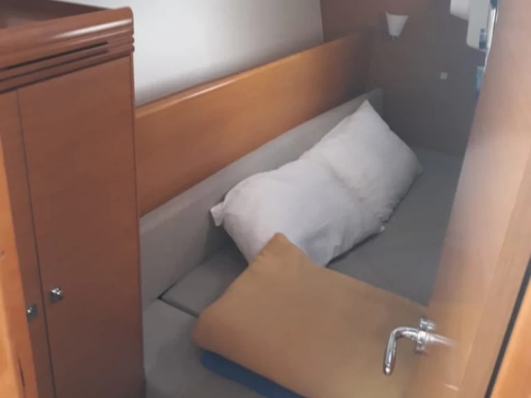 Noleggiare una Jeanneau Sun Odyssey 33i a Gouviá