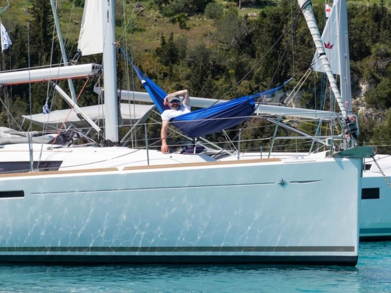 Noleggiare una Jeanneau Sun Odyssey 389 a Gouviá