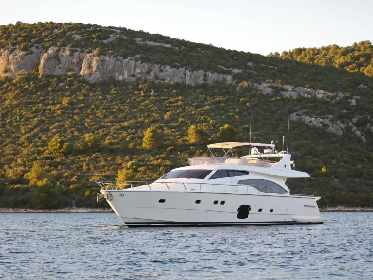 Noleggiare una Ferretti Ferretti Yachts 681 a Spalato