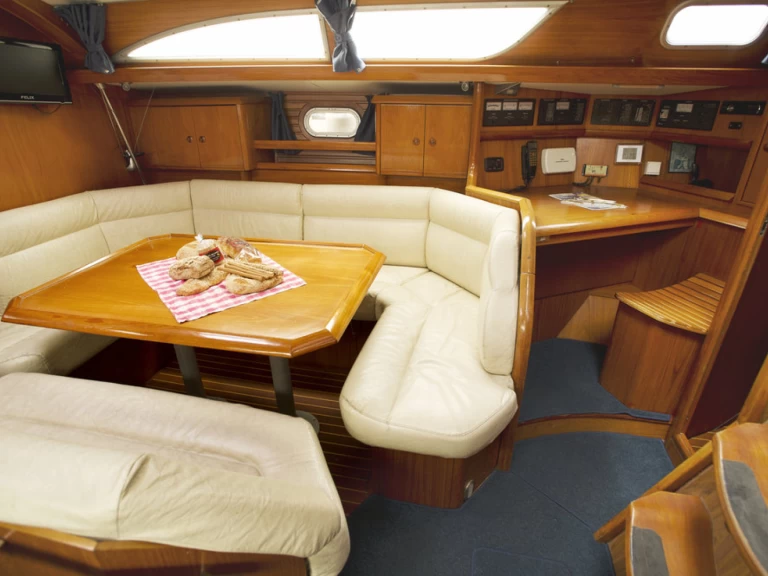 Noleggio Barca a vela Jeanneau con patente nautica