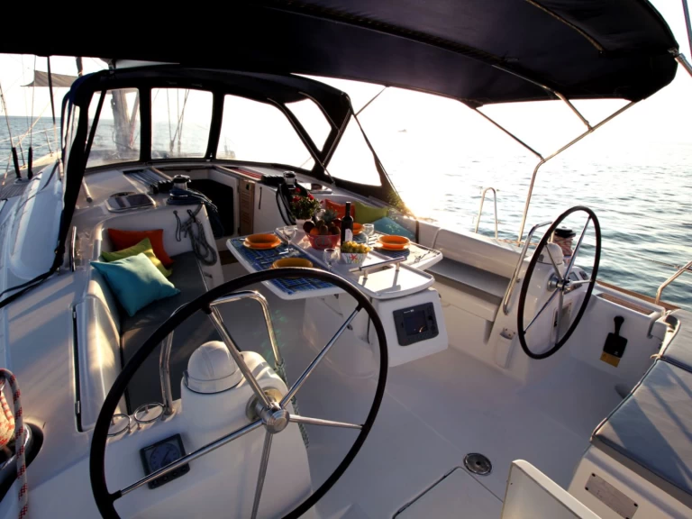 Noleggiare una Bénéteau Oceanis 54 a Álimos