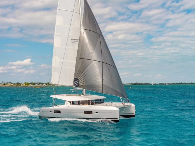 Noleggio Catamarano Lagoon con patente nautica