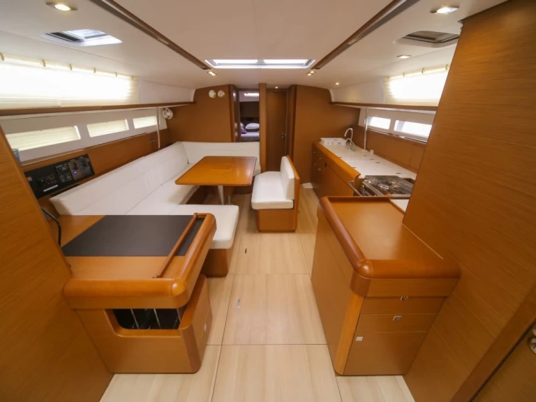 Noleggio Barca a vela Jeanneau con patente nautica