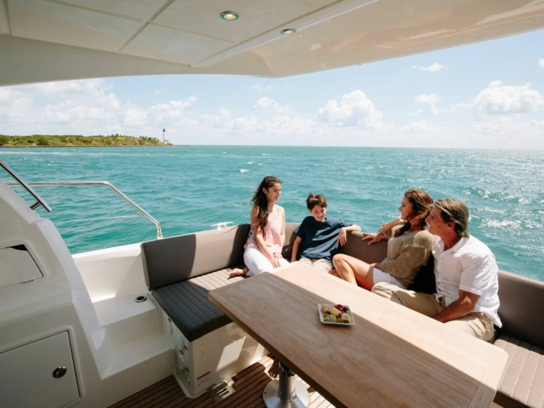 Noleggio Barca a motore Jeanneau con patente nautica