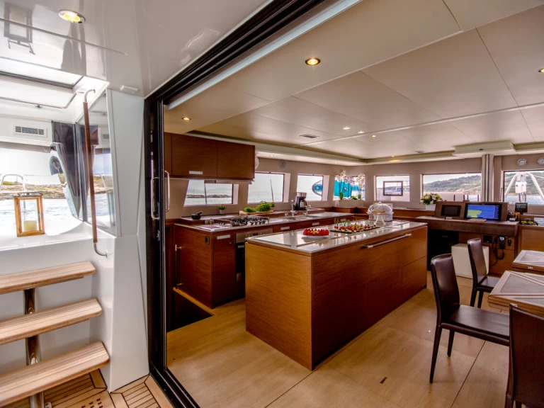 Catamarano a noleggio a Ellinikó al miglior prezzo