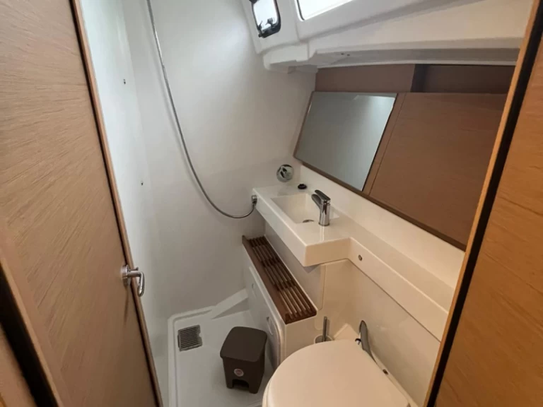 Noleggio Barca a vela Jeanneau con patente nautica