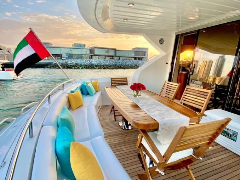 Noleggio Yacht di lusso a Dubai Marina – Sunseeker 70 