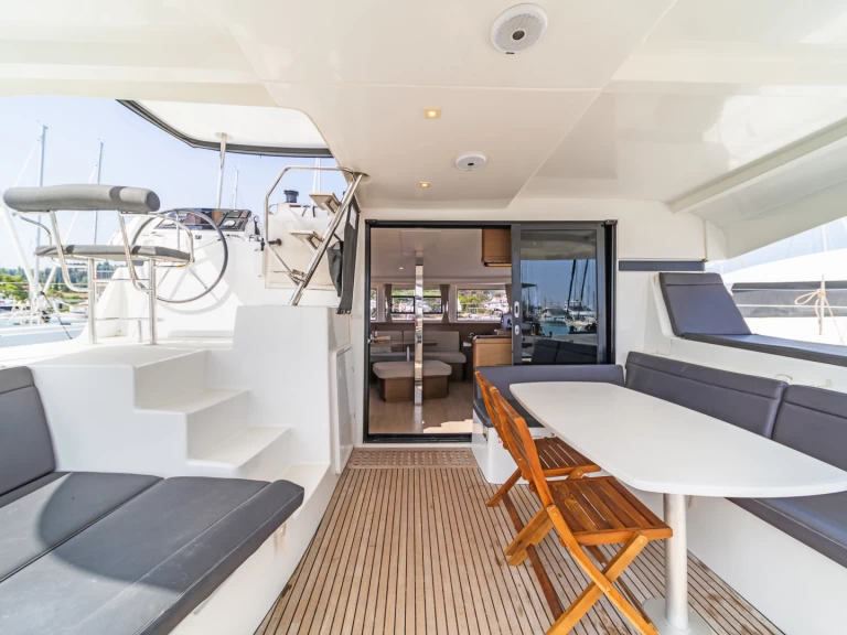 Catamarano a noleggio a Gouviá al miglior prezzo