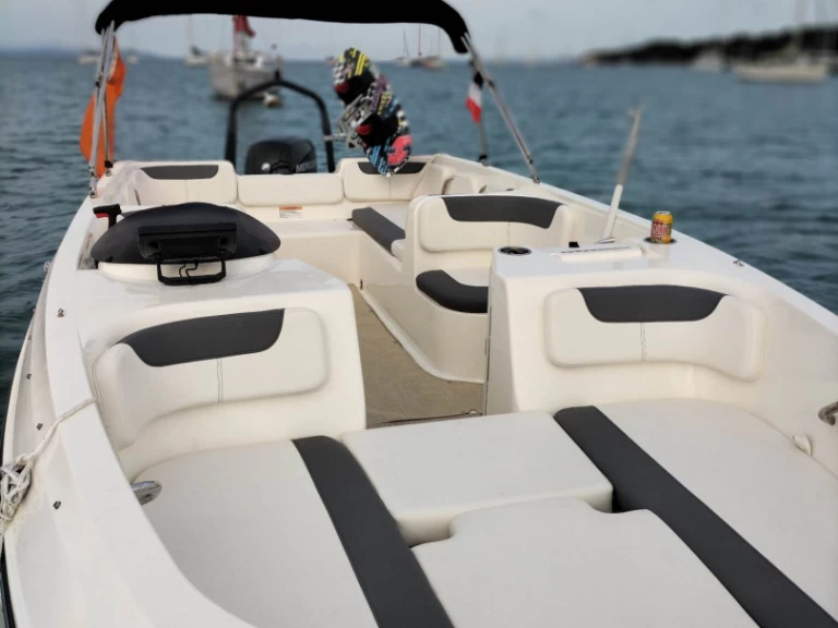 Noleggio Barca a motore a Hyères – Bayliner Element E7