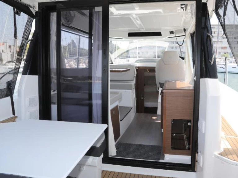 Noleggio Barca a motore Jeanneau con patente nautica