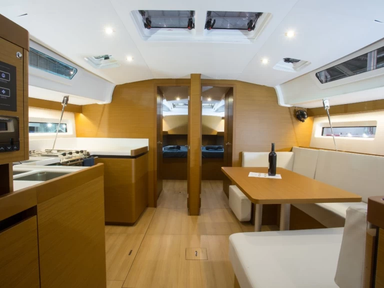 Barca a vela a noleggio a Álimos al miglior prezzo