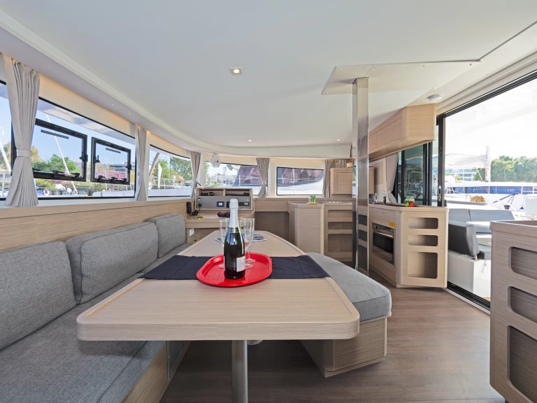 Noleggiare una Lagoon Lagoon 42 a Deme of Volos