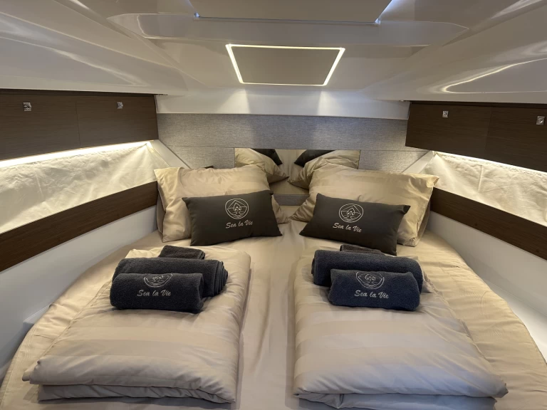 Noleggio Barca a motore Jeanneau con patente nautica