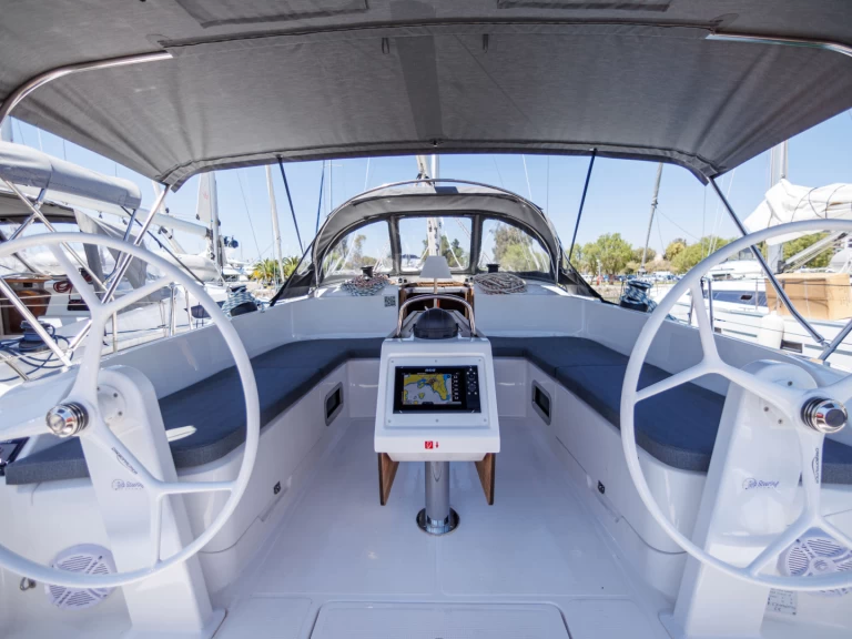 Barca a vela a noleggio a Álimos al miglior prezzo