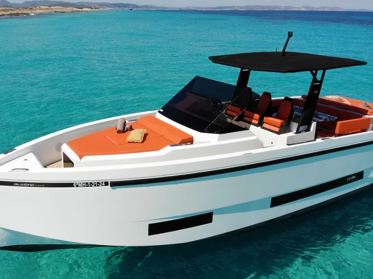 Noleggiare una De Antonio d36 a Ibiza Town