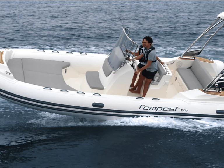 Noleggiare una Capelli Tempest 700 a Antibes