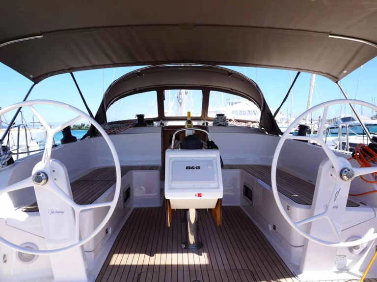 Barca a vela a noleggio a Gouviá al miglior prezzo