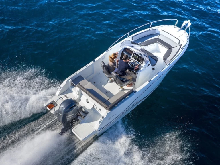 Noleggiare una Jeanneau Cap Camarat 6.5 CC Serie 3 a Cogolin