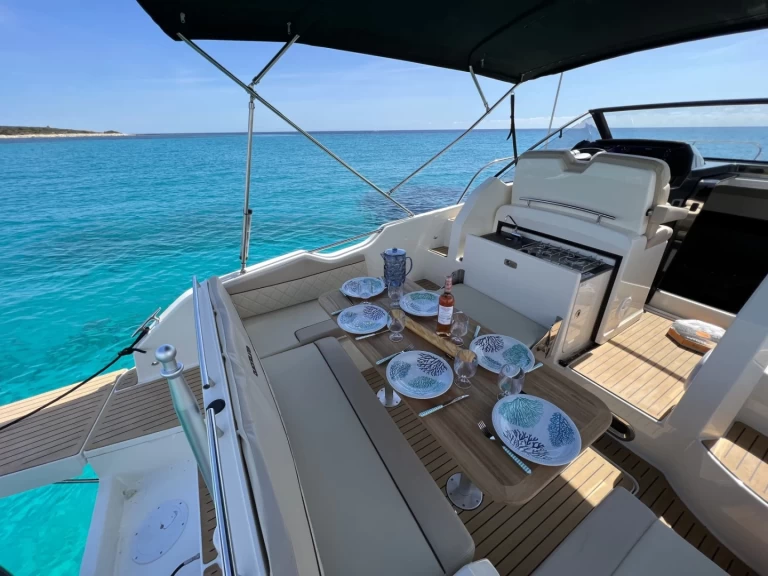 Noleggiare una B2 Marine CAP FERRET 752 CRUISER a Cannes