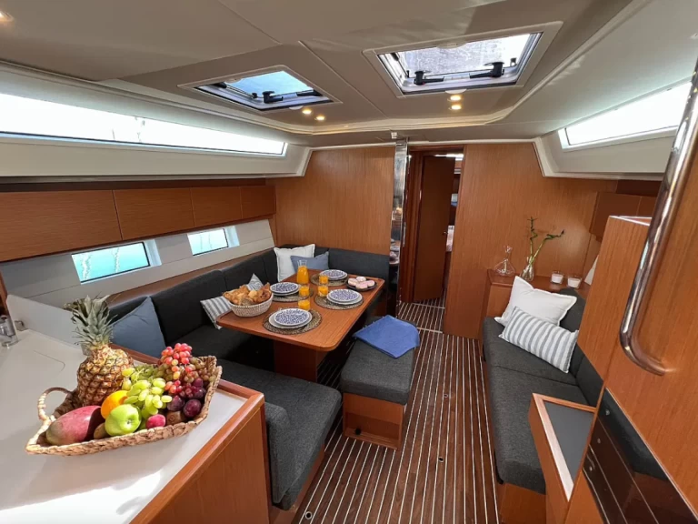 Noleggiare una Bavaria Bavaria C45 a Álimos