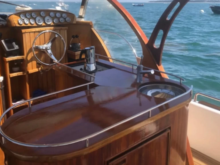 Beacher V12 da affittare a  Arcachon