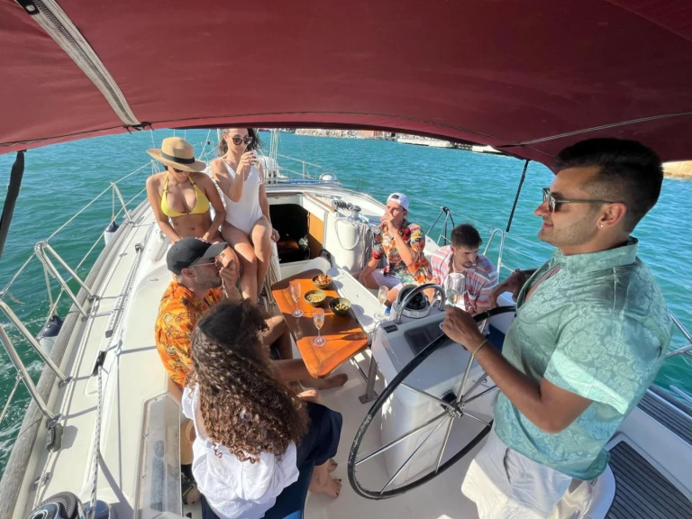 Noleggiare una Bénéteau Oceanis Clipper 423 a Barcellona