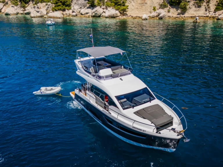 Noleggiare una Sealine Sealine F430 a Castelli