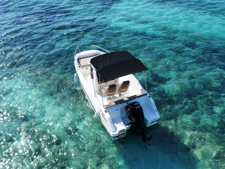 Barca a motore a noleggio a Mandelieu-la-Napoule al miglior prezzo